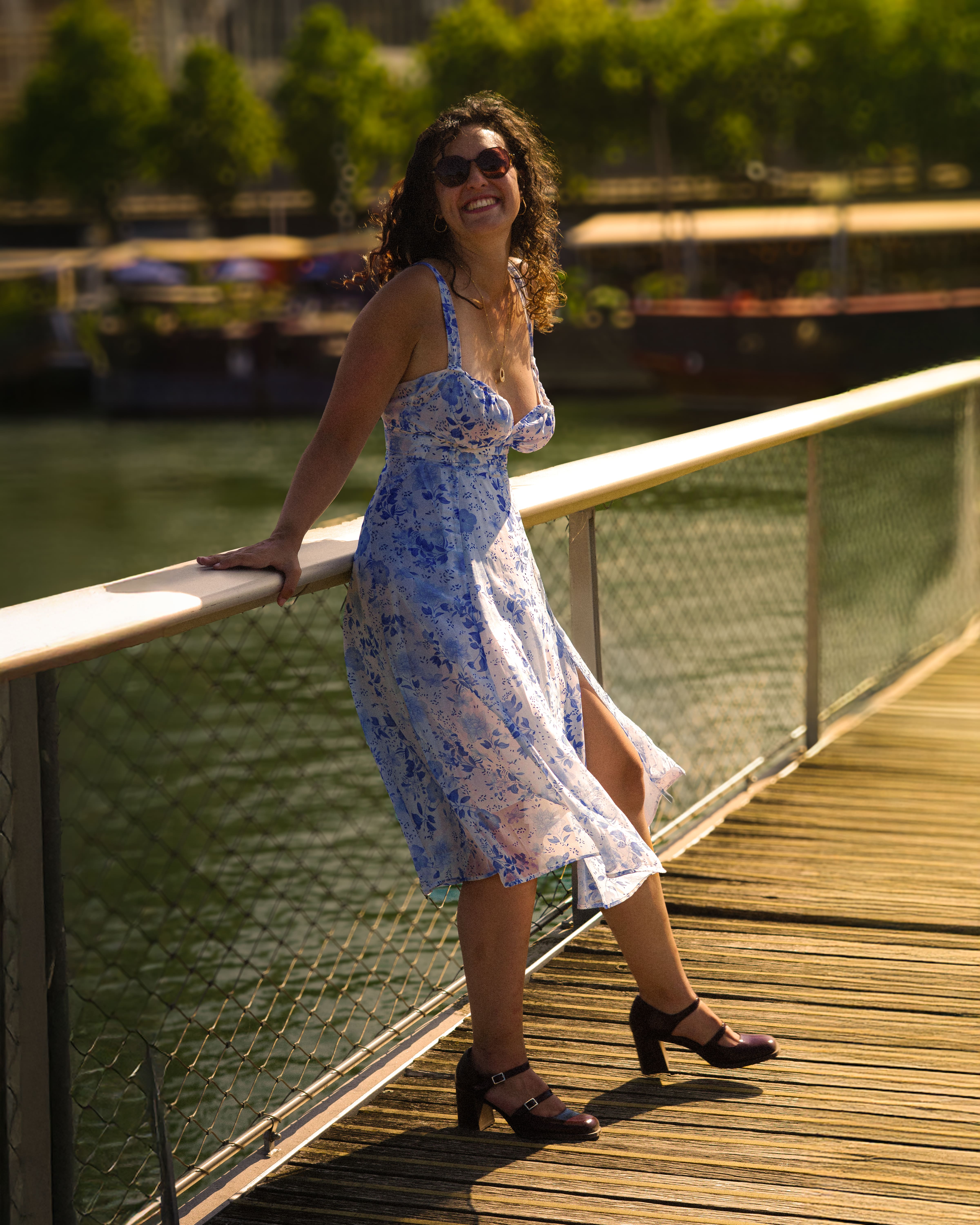 Portrait de femme sur un pont — photographie en milieu urbain par Maëlle Vétois