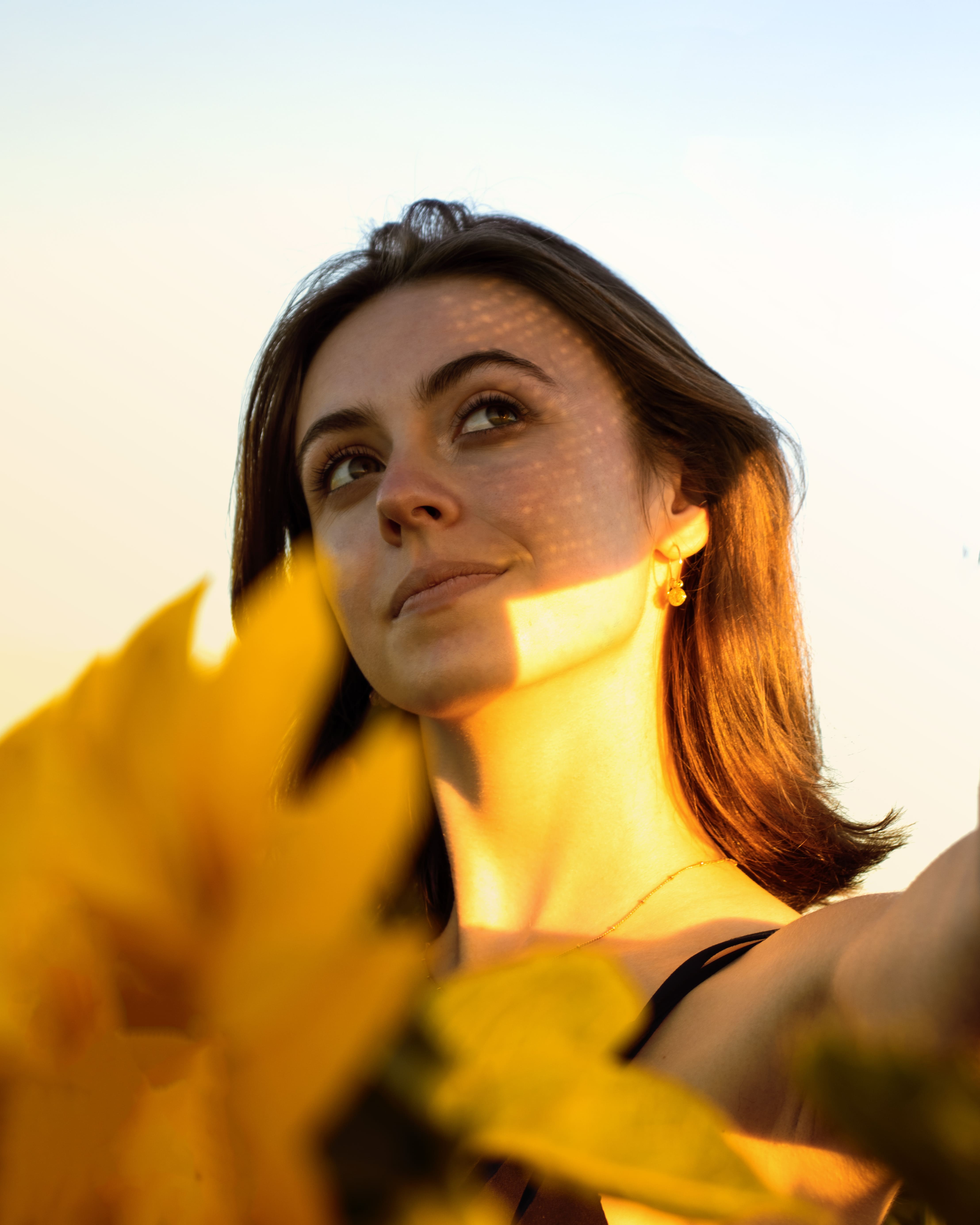 Portrait de femme en extérieur — lumière naturelle, photographie par Maëlle Vétois