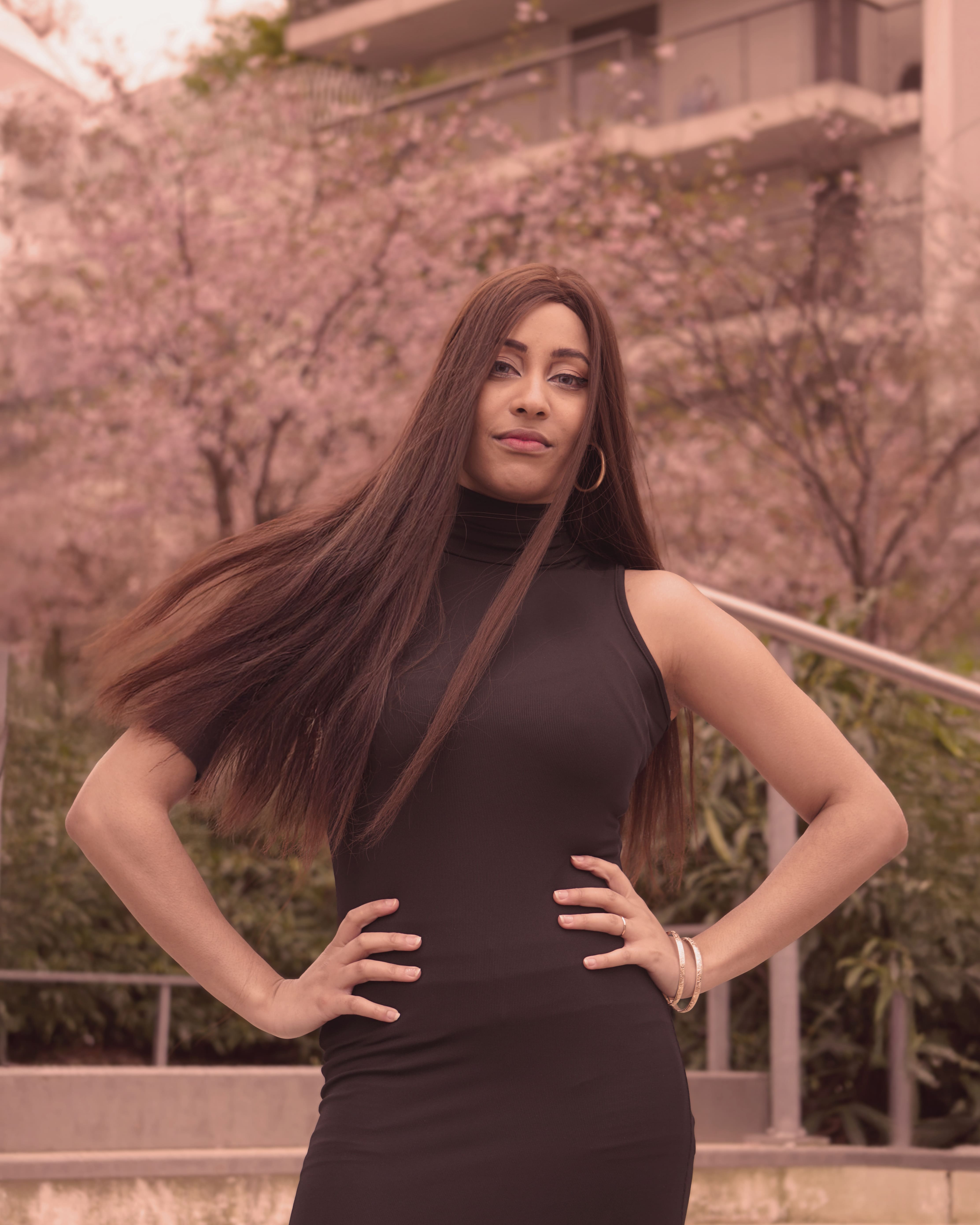 Portrait de femme entourée de fleurs — photographie par Maëlle Vétois